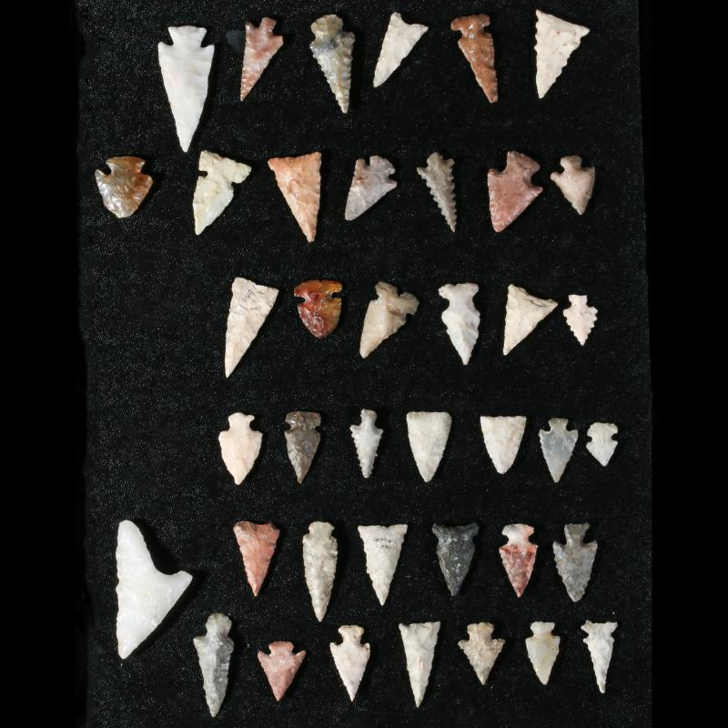A GROUP OF MOSTLY FLINT PROJECTILE POINTS