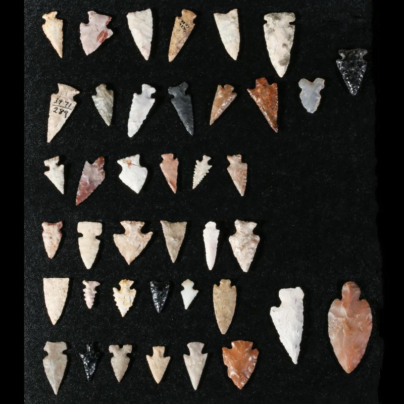 A GROUP OF MOSTLY FLINT PROJECTILE POINTS