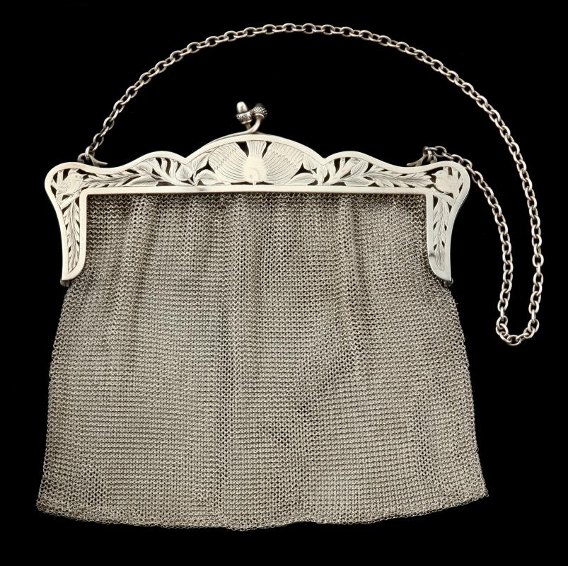 AN ANTIQUE STERLING SILVER MESH PURSE