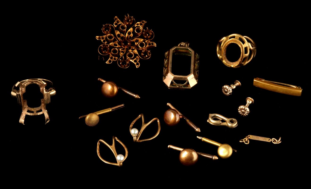 A LOT OF 14K GOLD ESTATE JEWELRY MOUNTINGS 