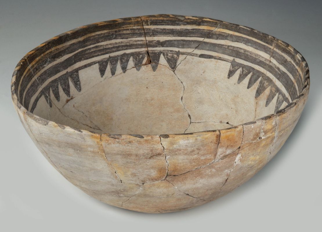 AN EARLY ANASAZI TYPE POTTERY BOWL