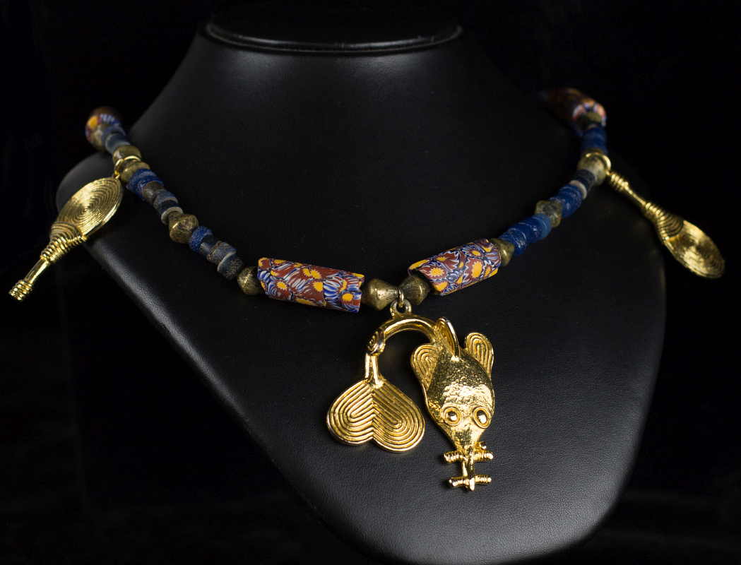 AN AFRICAN TRADE BEAD NECKLACE WITH PENDANTS