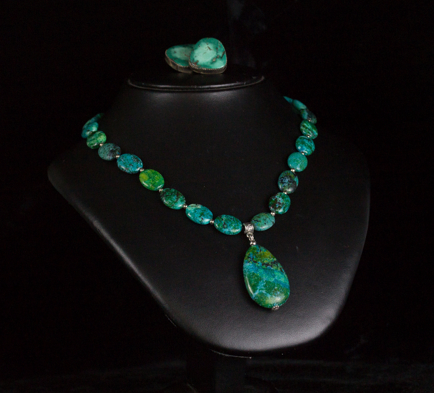 A STERLING CHRYSOCOLLA NECKLACE AND EARRINGS SET