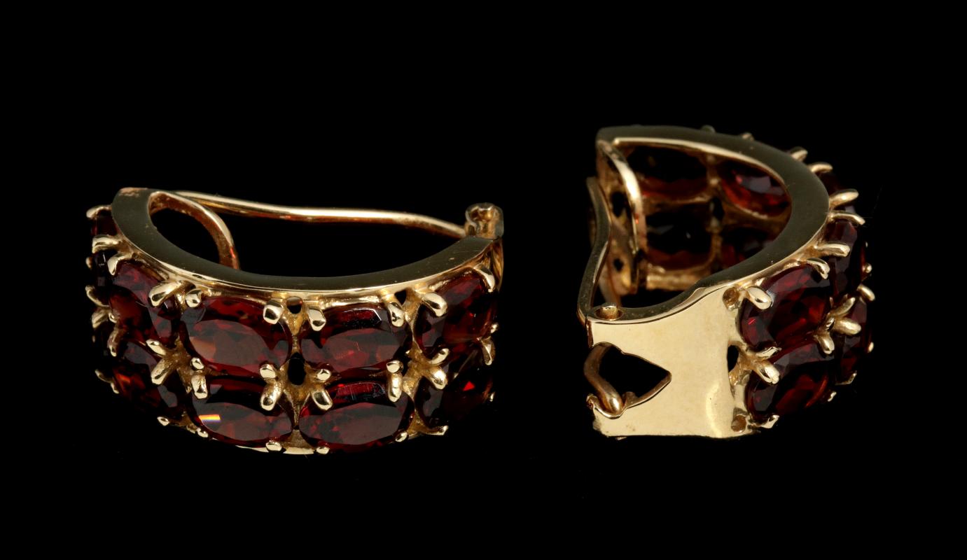 A PAIR OF 14K GOLD AND GARNET EARRINGS