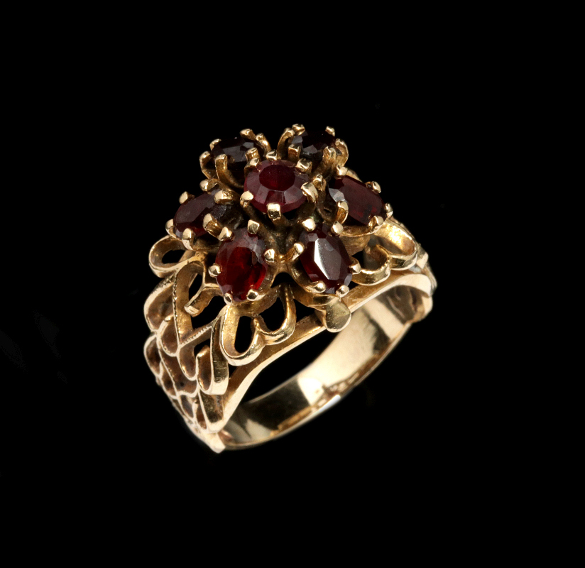 A LADIES' 14K GOLD AND GARNET COCKTAIL RING