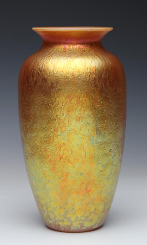 A LUNDBERG STUDIOS GOLD IRIDESCENT ART GLASS VASE