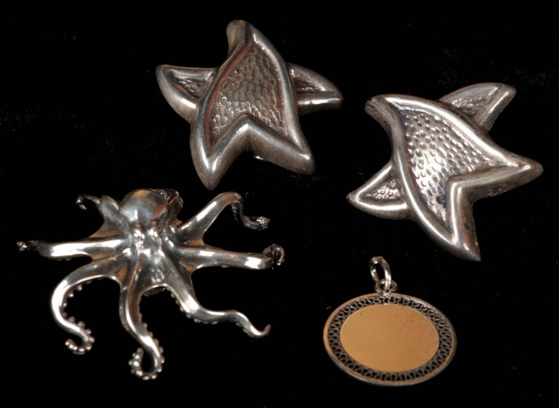 A SMALL COLLECTION OF STERLING SILVER JEWELRY 