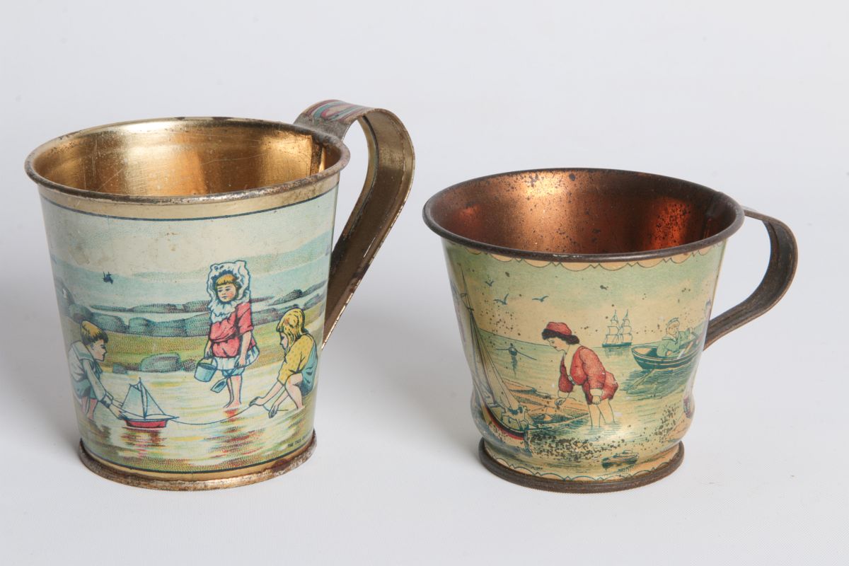 A PAIR CIRCA 1900 TIN LITHO CHILD'S CUPS