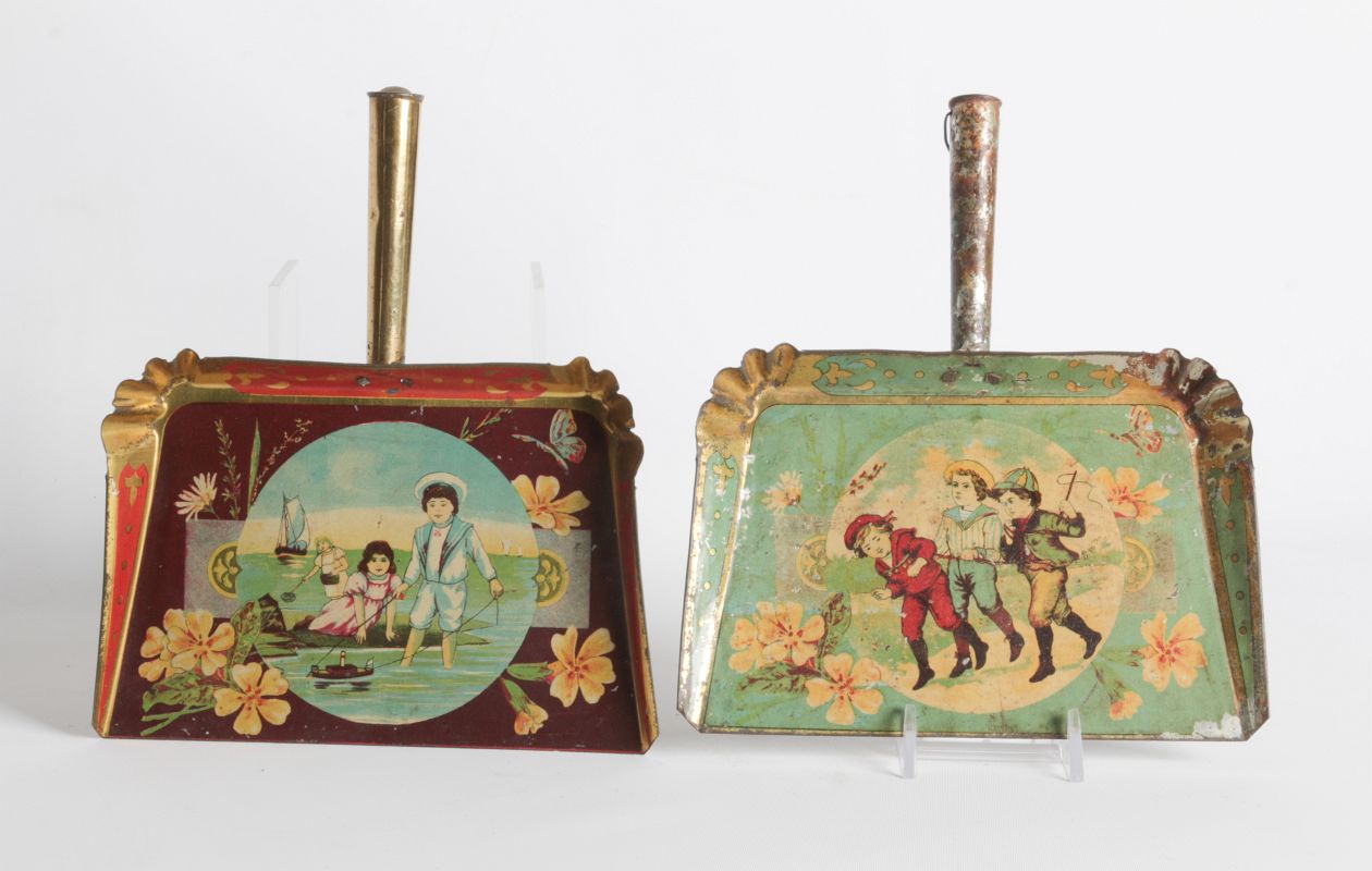 A PAIR OF TIN LITHO CHILD'S ASH SCOOPS CIRCA 1900