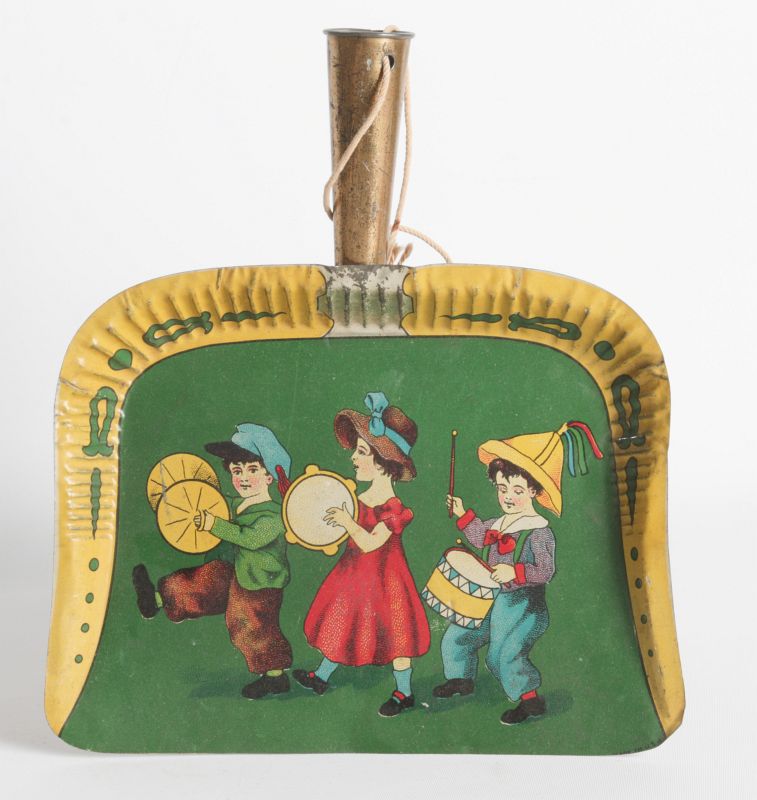 CIRCA 1910 TIN LITHO CHILD'S CRUMBER OR ASH SCOOP