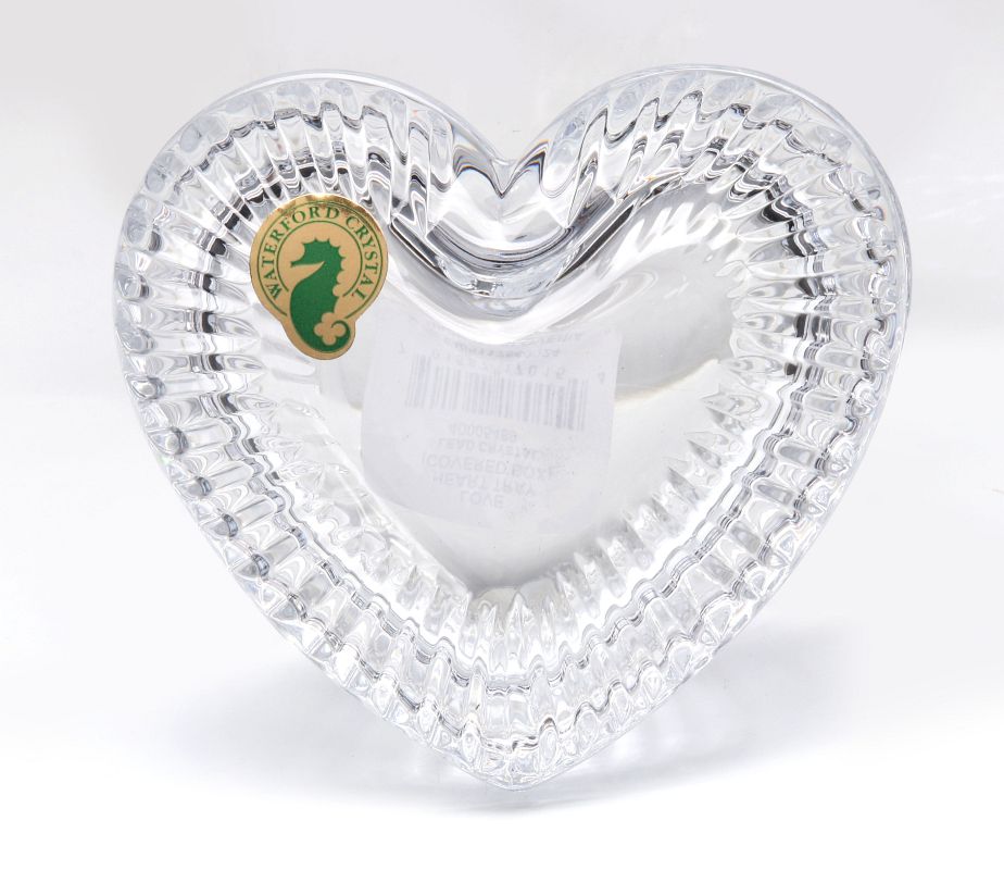 A WATERFORD CRYSTAL LOVE HEART TRAY COVERED BOX
