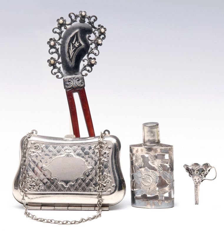 A COLLECTION OF ANTIQUE LADIES' ACCESSORIES
