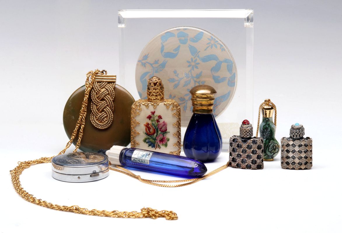 A COLLECTION OF VINTAGE PERFUMES AND COMPACTS