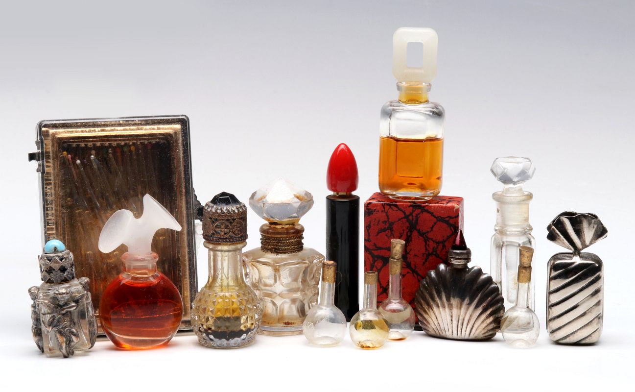 A COLLECTION OF MINIATURE PERFUMES