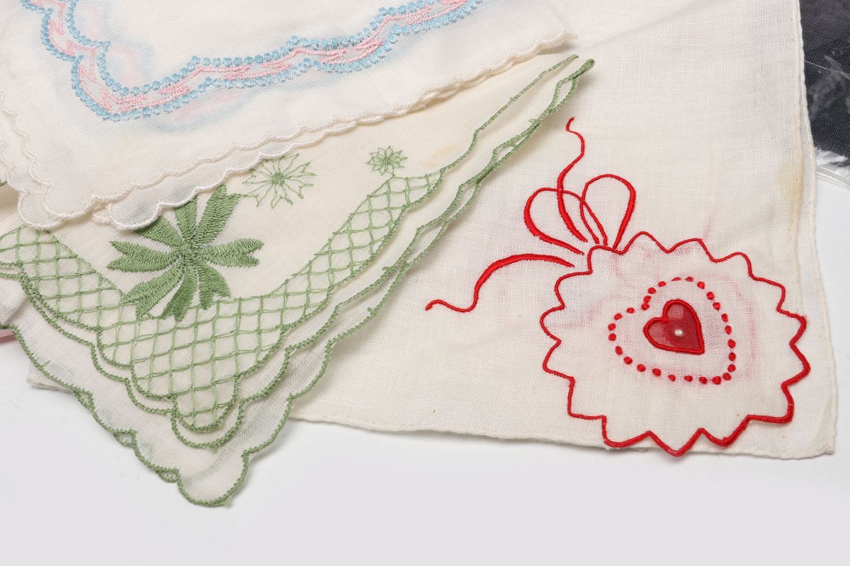 A COLLECTION OF ANTIQUE AND VINTAGE HANDKERCHIEFS