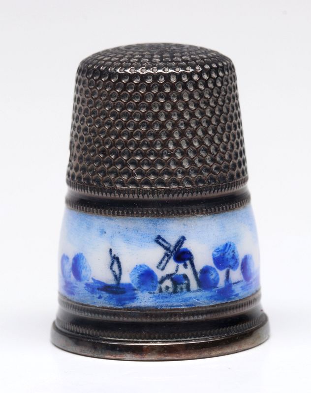 A STERLING SILVER THIMBLE WITH DELFT ENAMEL
