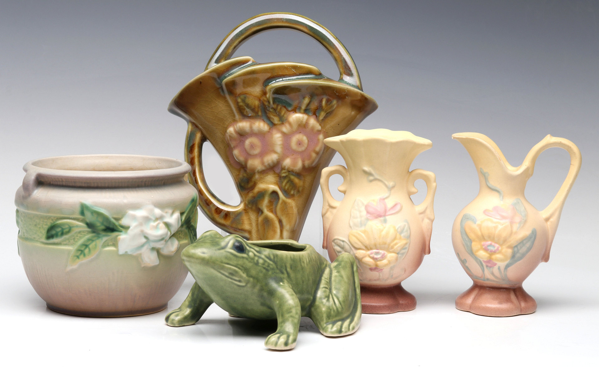 A COLLECTION OF ROSEVILLE AND HULL ART POTTERY