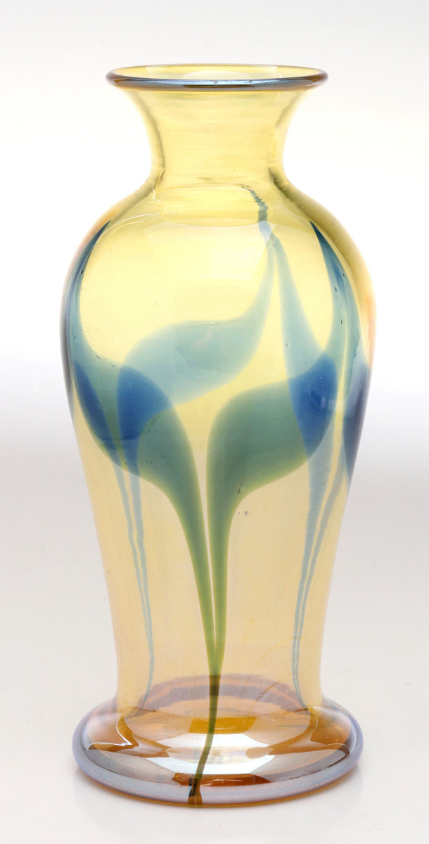 AN EARLY 20TH C. ART GLASS VASE ATTRIBUTED DURAND