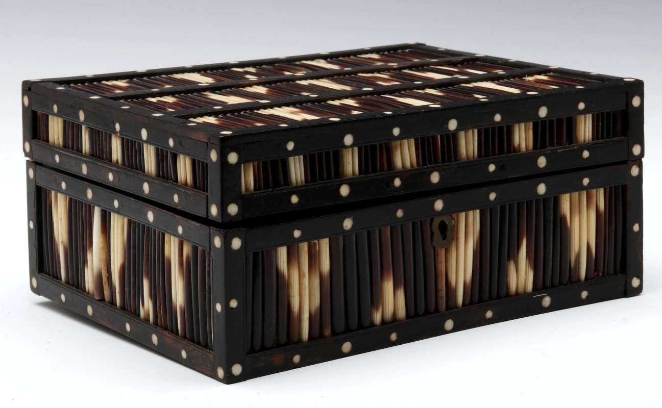 AN ANGLO-INDIAN INLAID PORCUPINE QUILL TRINKET BOX