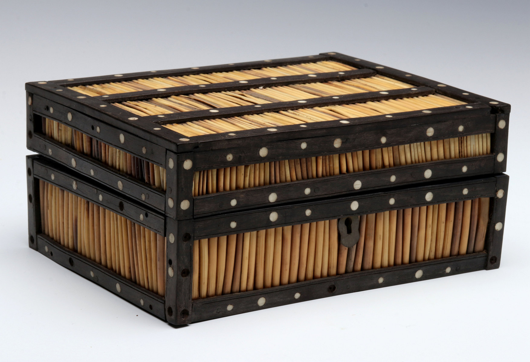 AN ANGLO-INDIAN INLAID PORCUPINE QUILL TRINKET BOX