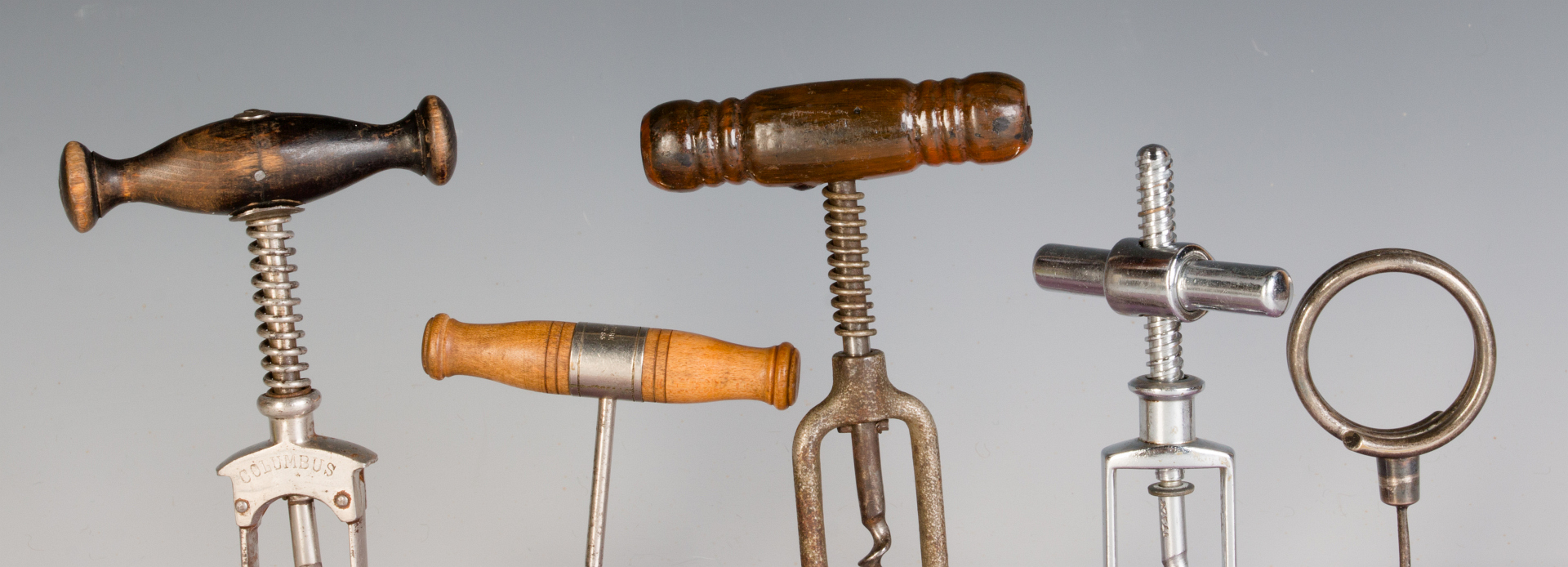 A COLLECTION OF VINTAGE AND ANTIQUE CORKSCREWS