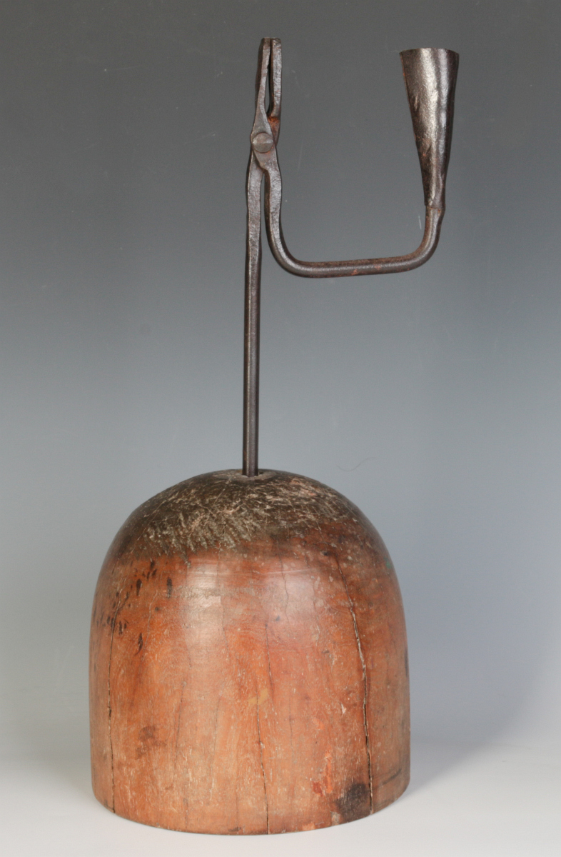 AN 18THC. IRON RUSHLIGHT HOLDER WITH CANDLE SOCKET