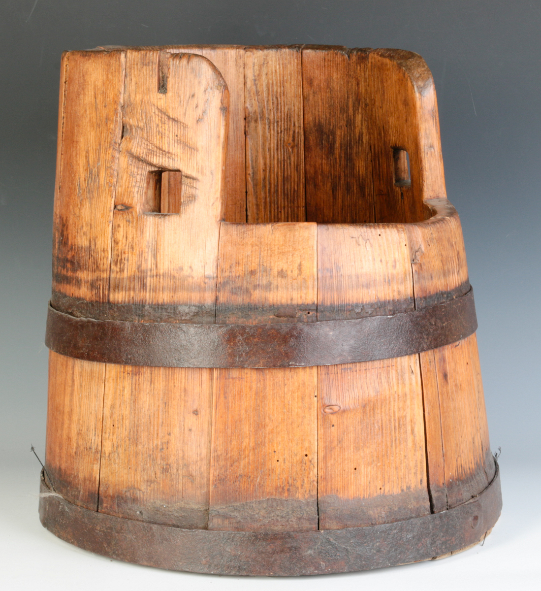 AN UNUSUAL 19TH CENTURY STAVE CONSTRUCTION BUCKET