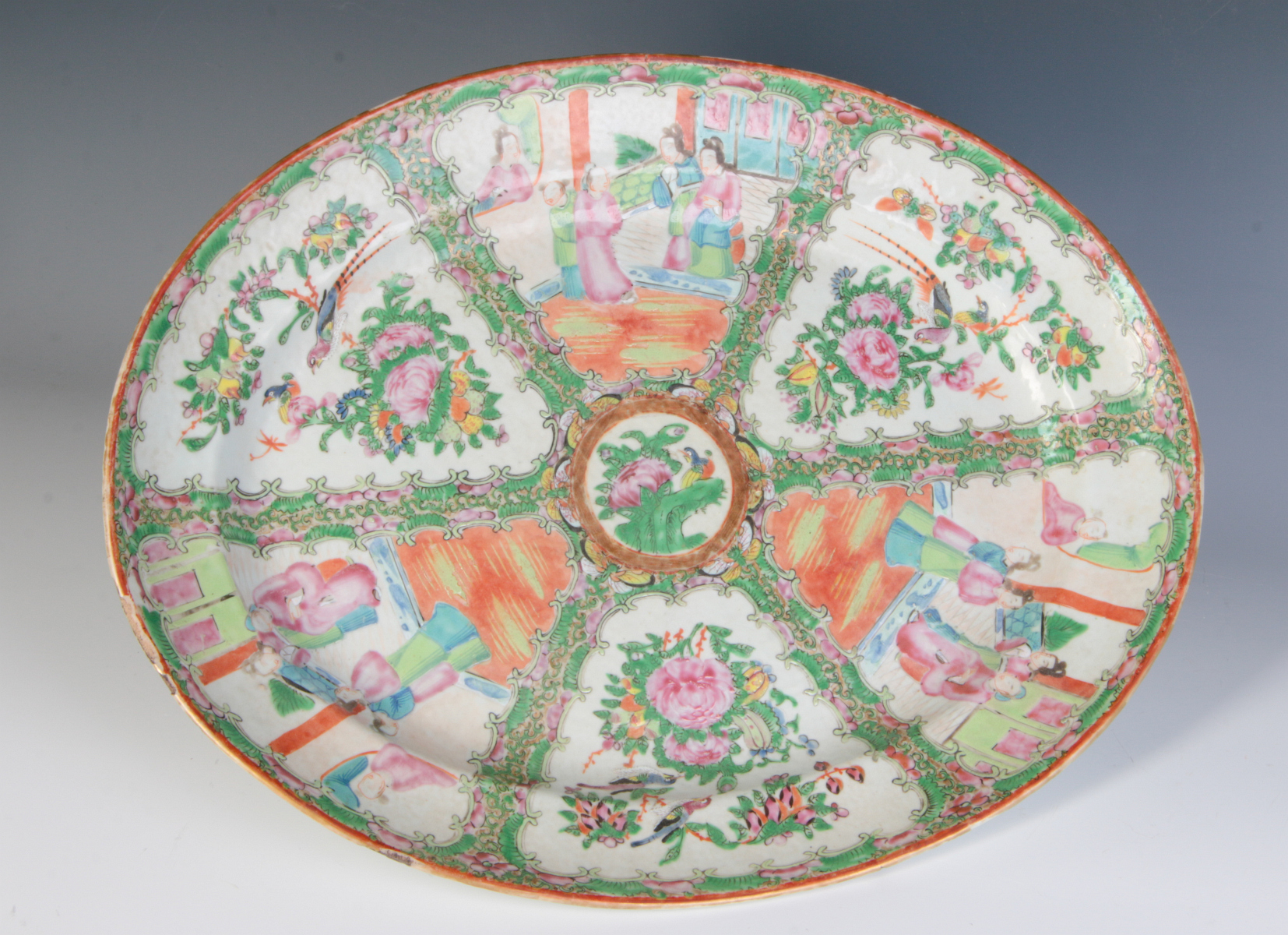 A 19T CENTURY CHINESE EXPORT ROSE MEDALLION PLATTER