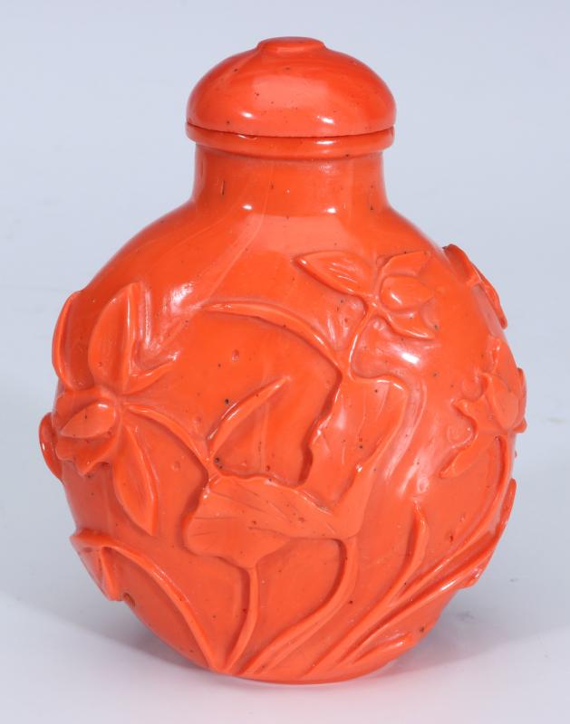 A CARVED CHINESE SNUFF BOTTLE