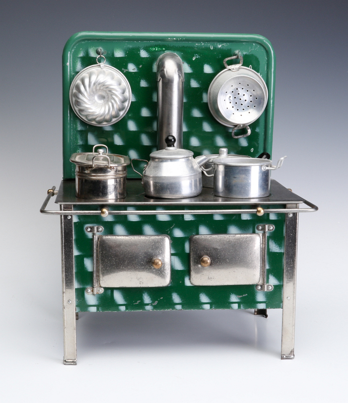 AN EARLY 20TH CENTURY EUROPEAN TOY STOVE