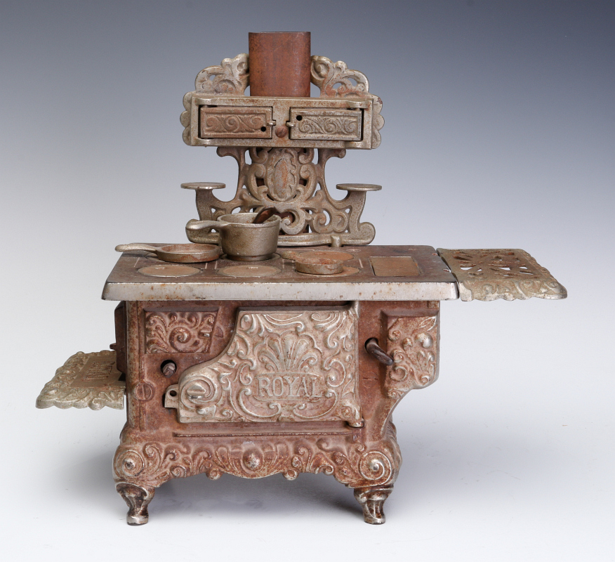 AN EARLY 20TH C KENTON 'ROYAL' CAST IRON TOY STOVE