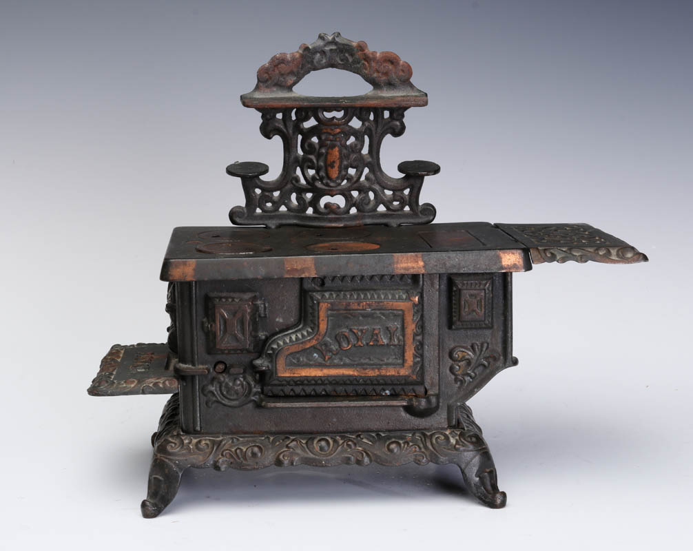 AN EARLY 20TH C KENTON 'ROYAL' CAST IRON TOY STOVE