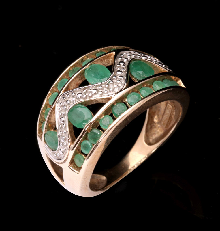 A VINTAGE 10K GOLD AND EMERALD OPENWORK BAND