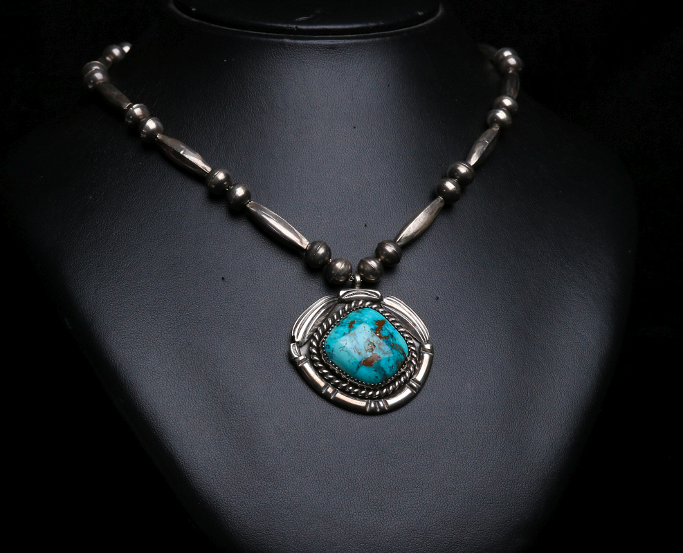 A MID 20TH C. NAVAJO STERLING & TURQUOISE PENDANT