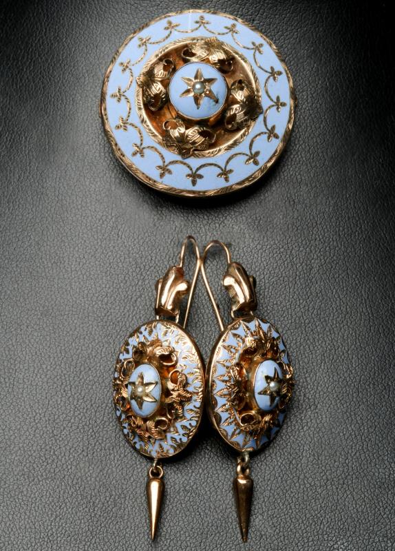 A VICTORIAN 10K GOLD BROOCH AND EARRING SUITE