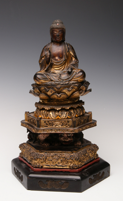 AN 18TH CENTURY JAPANESE FIGURE OF BUDDHA