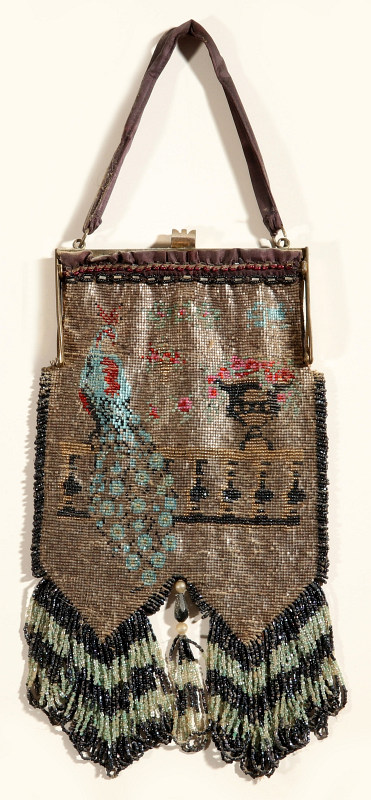 A VICTORIAN BEADED PURSE WITH PEACOCK
