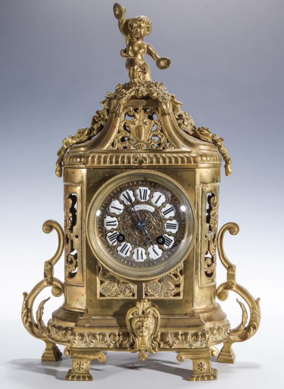 AN ORNATE BRASS CONTINENTAL TABLE CLOCK
