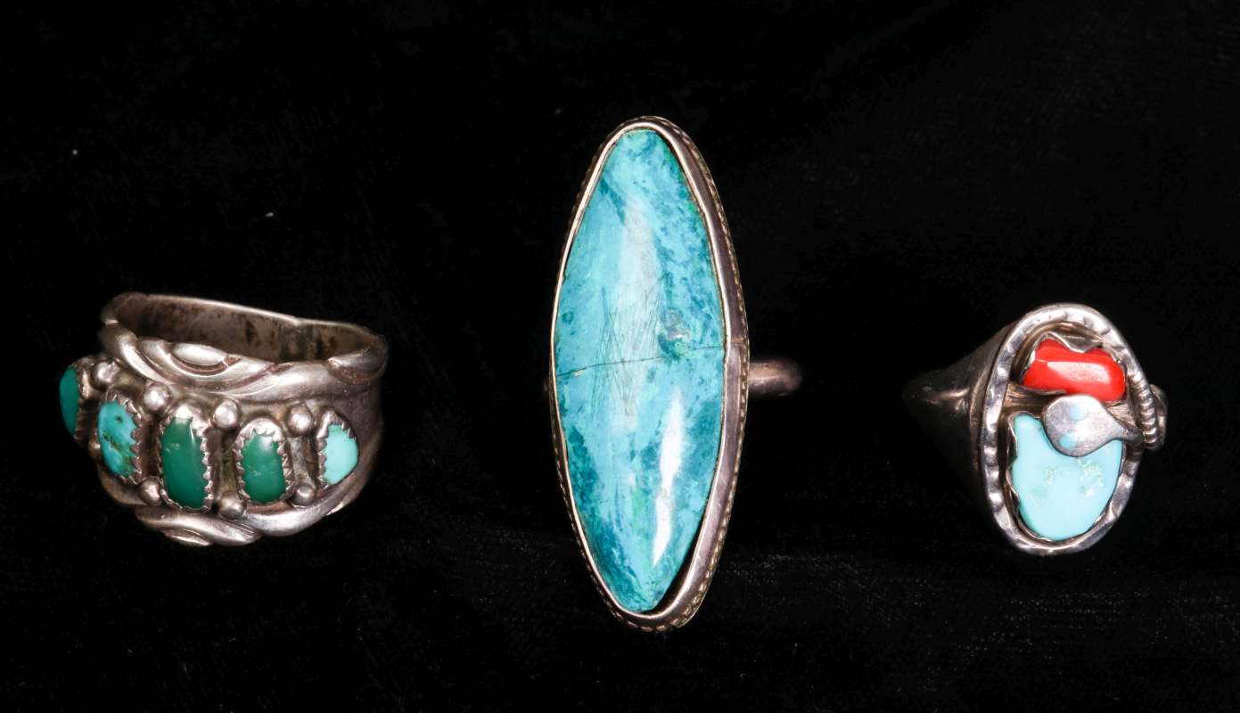 A COLLECTION OF NAVAJO AND ZUNI JEWELRY