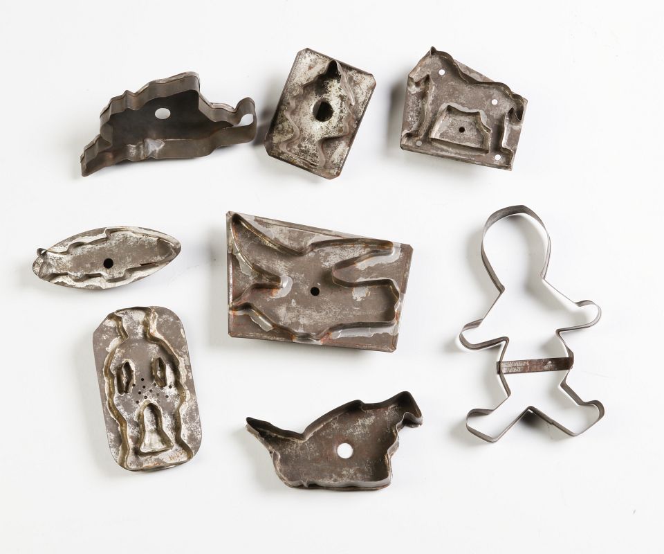 A COLLECTION OF EIGHT TIN COOKIE CUTTERS