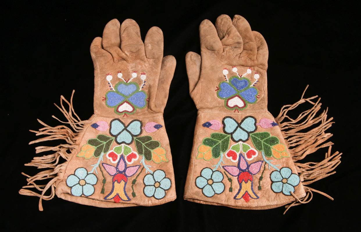 A PAIR EARLY 20TH CENTURY OJIBWE BEADED GAUNTLETS