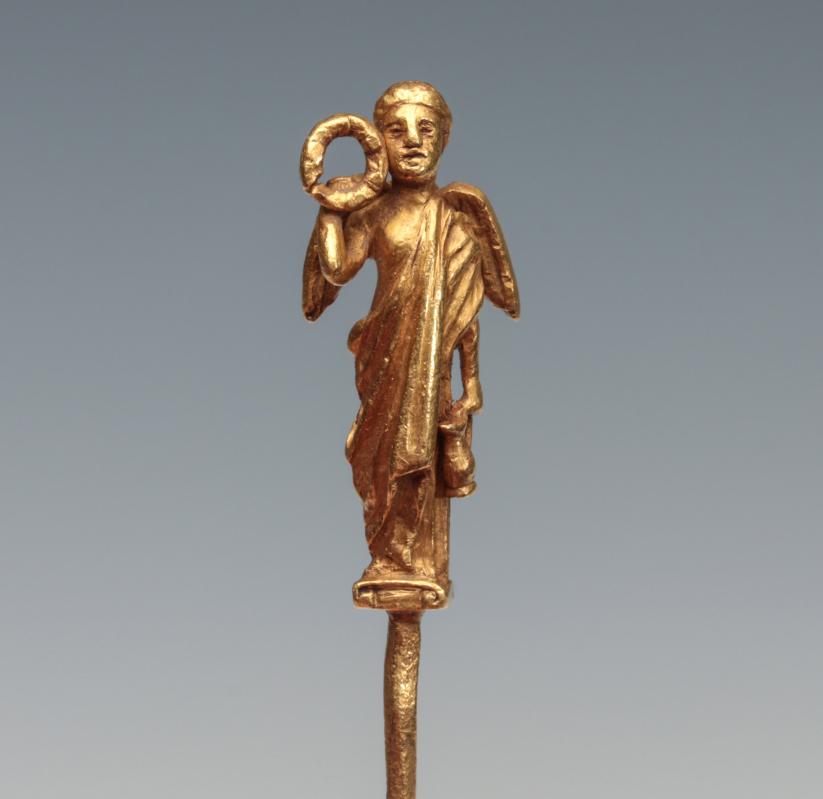 A HIGH KARAT GOLD ANTIQUE PIN WITH FIGURAL ANGEL