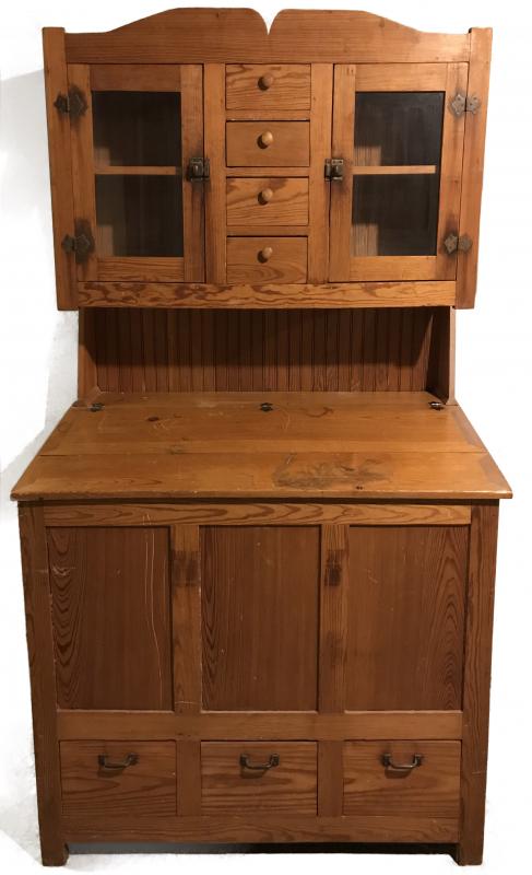 AN EARLY TO MID 20TH C YELLOW PINE KITCHEN CABINET