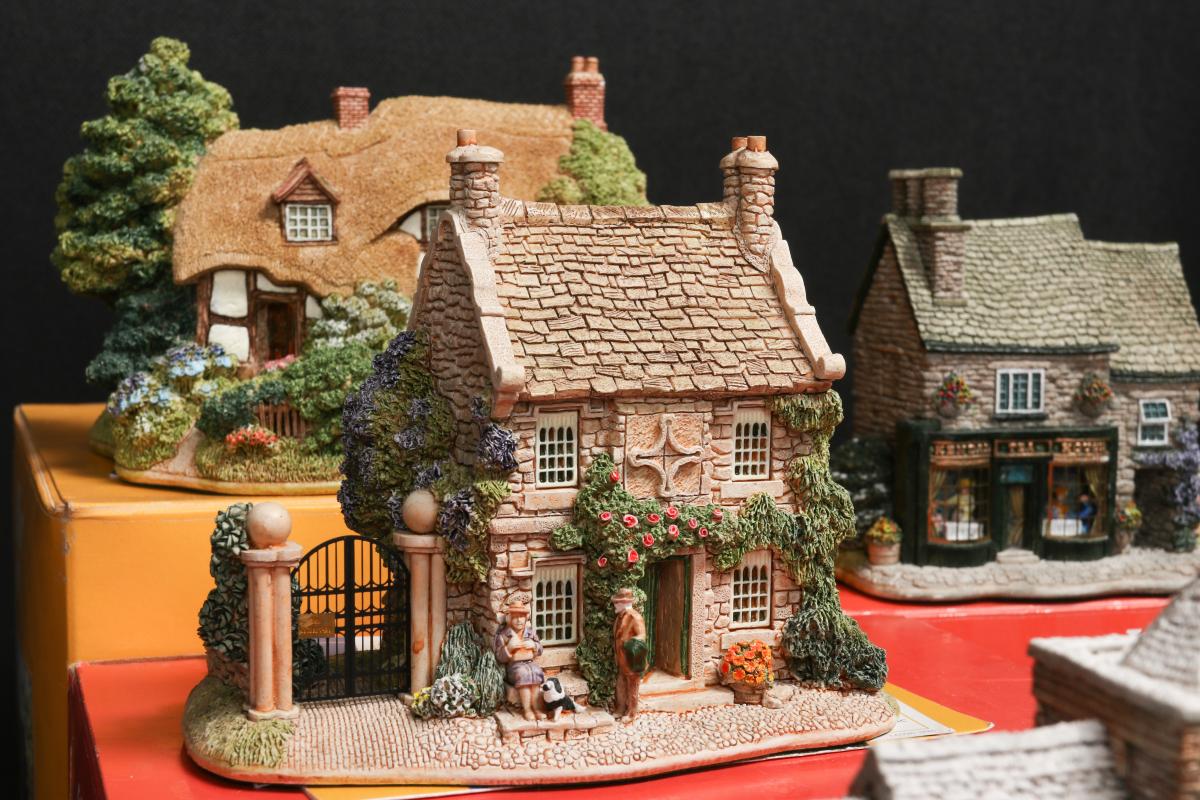 A COLLECTION OF 46 LILLIPUT LANE COTTAGES W/ BOXES
