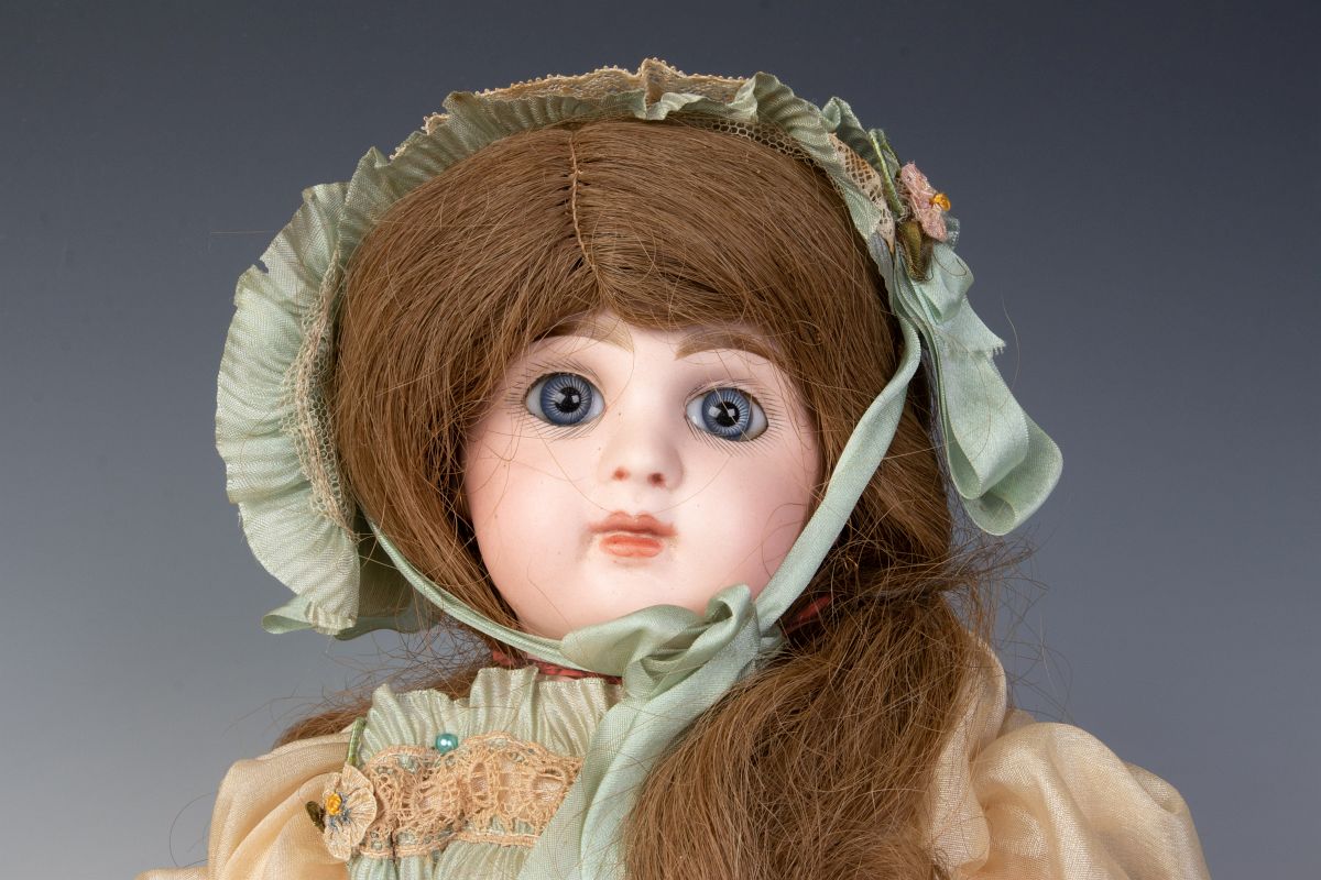 A TETE JUMEAU DOLL WITH PAPERWEIGHT EYES - C. 1907