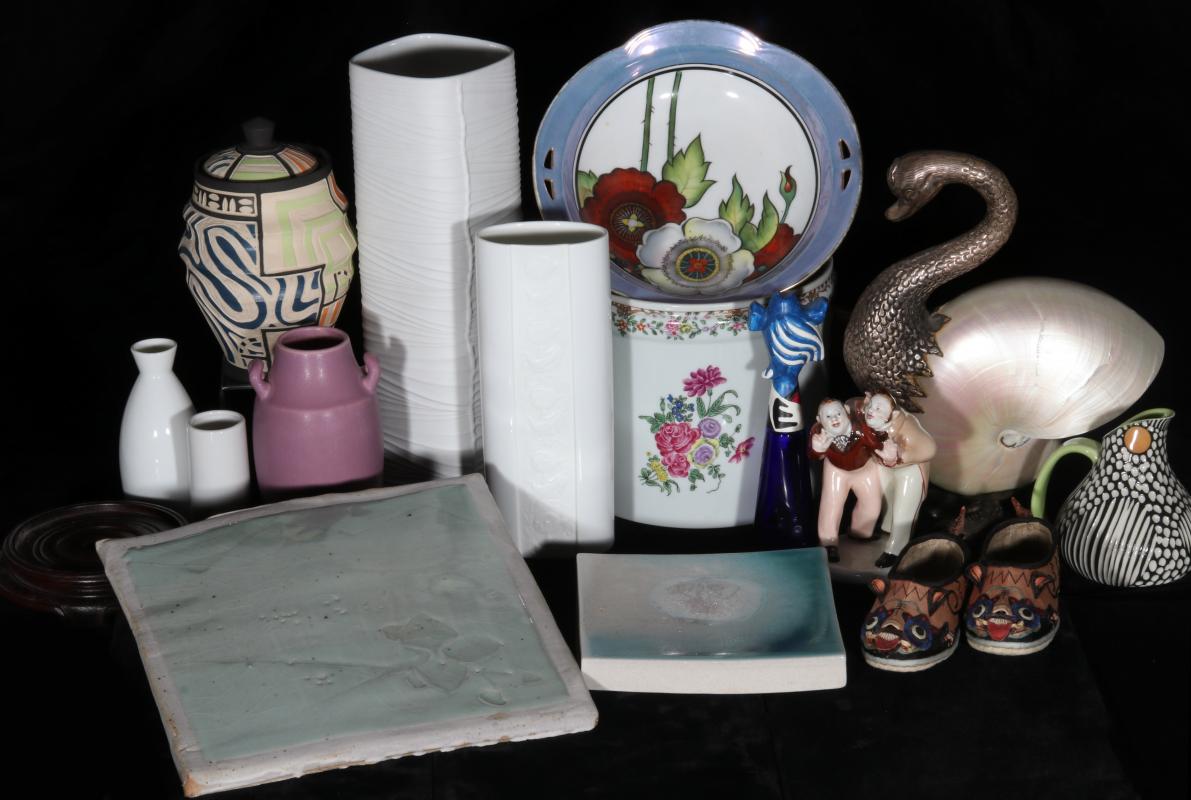 A COLLECTION OF CERAMICS INCLUDING ROOKWOOD