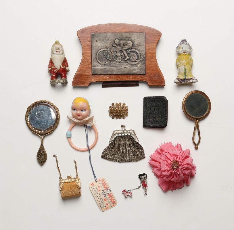 A COLLECTION OF VINTAGE TOYS AND DOLL ACCESSORIES