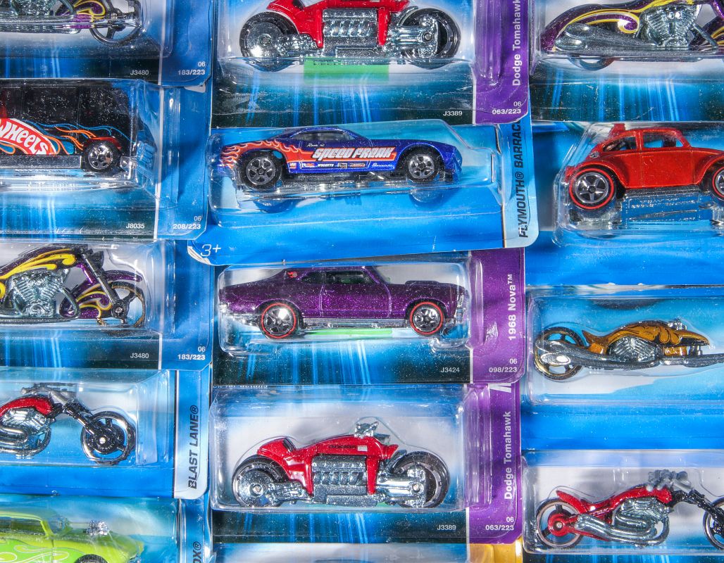 A COLLECTION 100s OF HOT WHEELS, TOY CARS, MORE