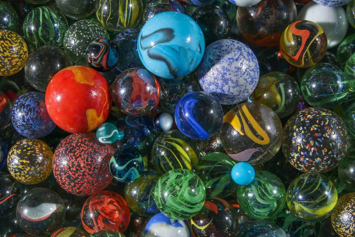 1000s OF CONTEMPORARY AND COLLECTIBLE MARBLES