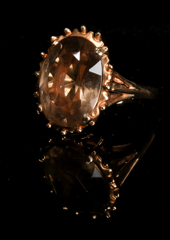 A VINTAGE 10K GOLD LADIES FASHION RING WITH TOPAZ